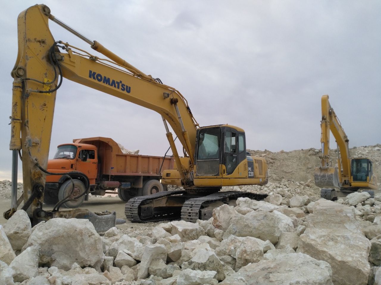 It is equipped with full facilities and services for magnesite extraction.